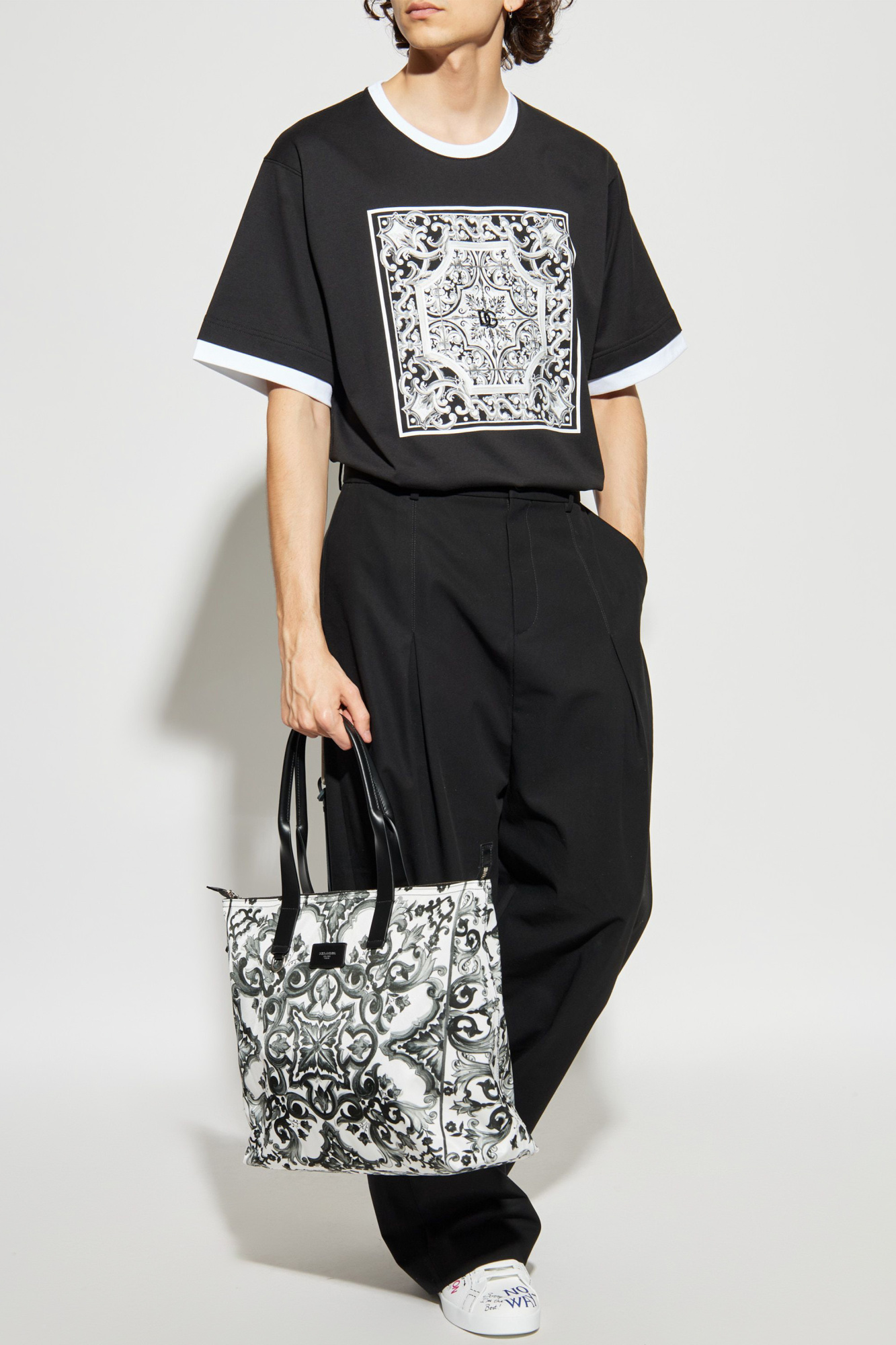 Tシャツ・カットソー Dolce & Gabbana TOP (G8PL4TG7F2H N0000) Cotton T-shirt with DG Milano logo embroidery in Black for